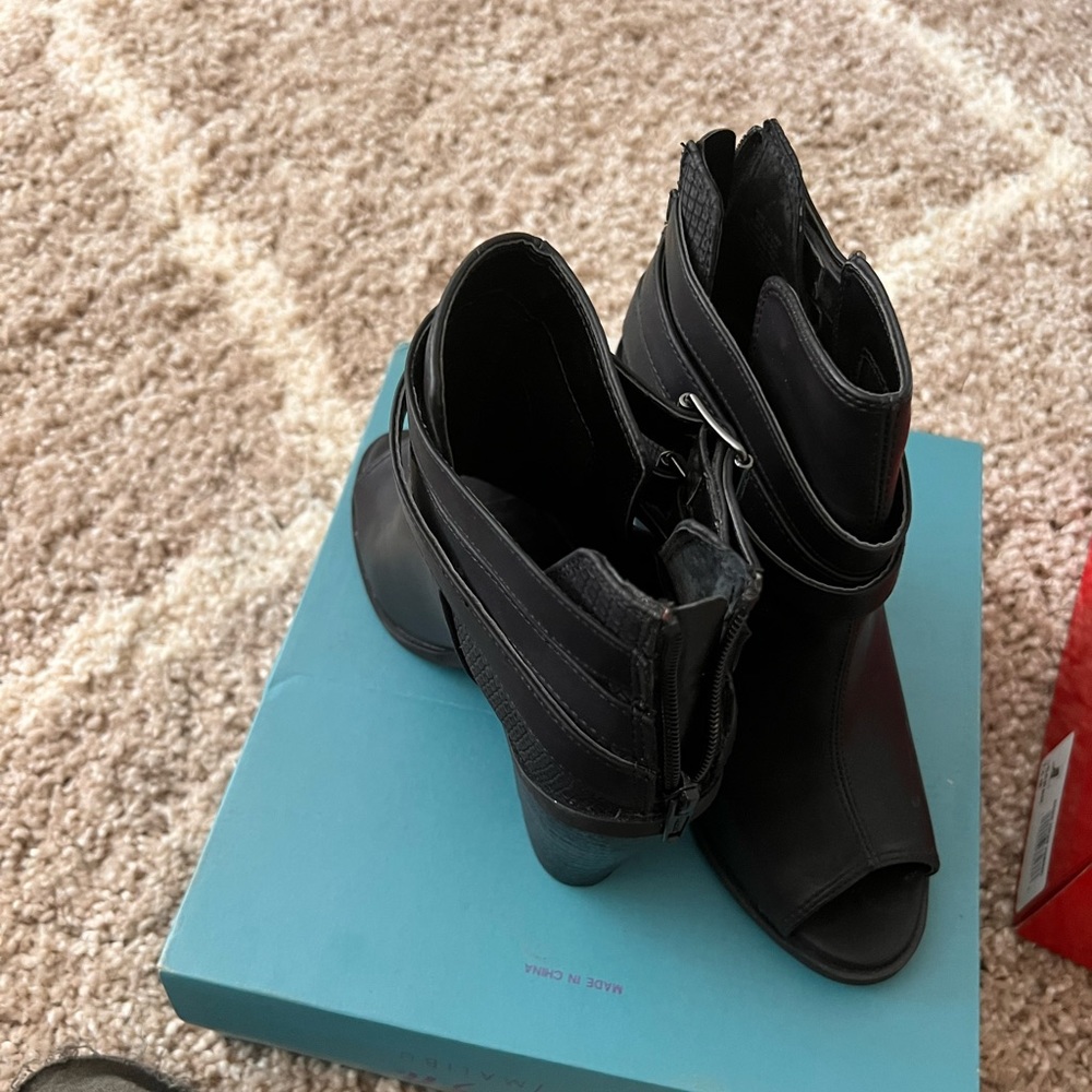 Simply Vera - Vera Wang. Open toe Booties.  7.5